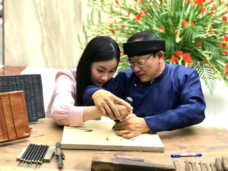 Trải nghiệm di sản tư liệu qua 'Thưởng lãm Châu phê - Lưu dấu Mộc bản' - 2