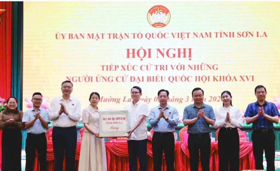 Lãnh đạo tỉnh Sơn La tặng quà cho xã Mường La và Chiềng Lao. z7585151212597-1d3e7d29607e44540f154efb876a7549.jpg