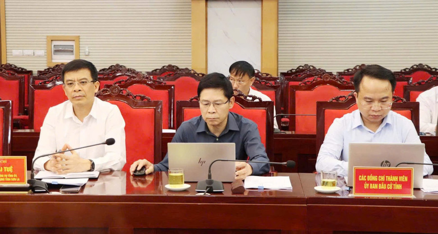 Các đại biểu tham gia hội nghị triển khai nhiệm vụ bầu cử đại biểu Quốc hội và HĐND các cấp. z7585151280707-66a4b2b1df9dc672cf722f8cba8b9fda.jpg