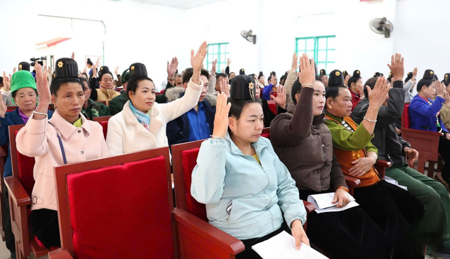 Cử tri người dân tộc thiểu số tham gia hội nghị ở cấp cơ sở. z7560039883363-b7091acbfd831379d239b8b62102e9f1.jpg
