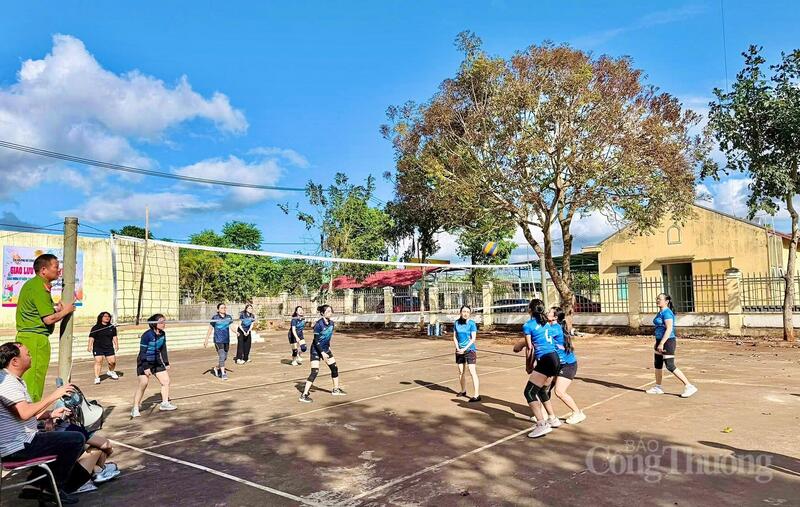 Chi hội các cơ quan Đảng và Chi hội Công an xã Biển Hồ giao lưu bóng chuyền. Ảnh: Hoàng Phát