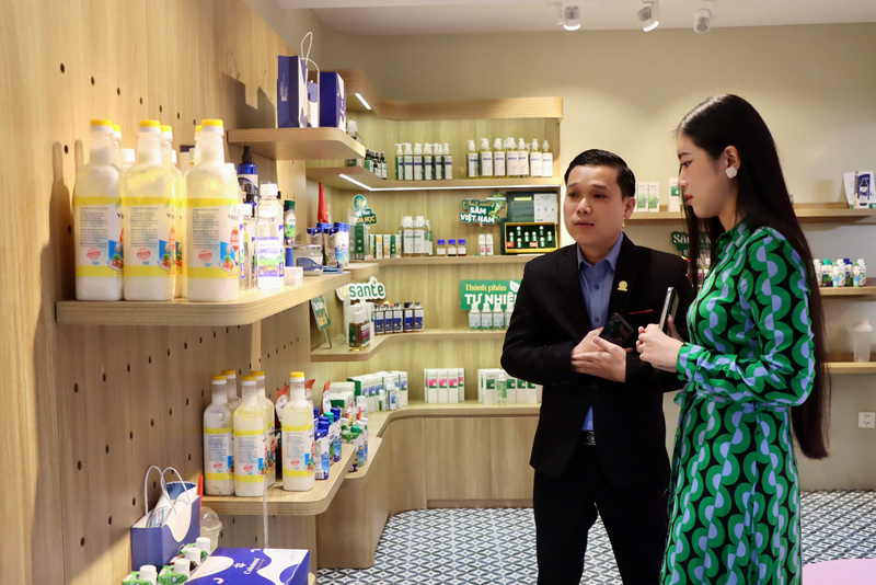 Ông Nguyễn Văn Tới, đại diện Công ty TNHH Chế biến Dừa Lương Quới đang giới thiệu các sản phẩm của công ty tại không gian trưng bày của chương trình