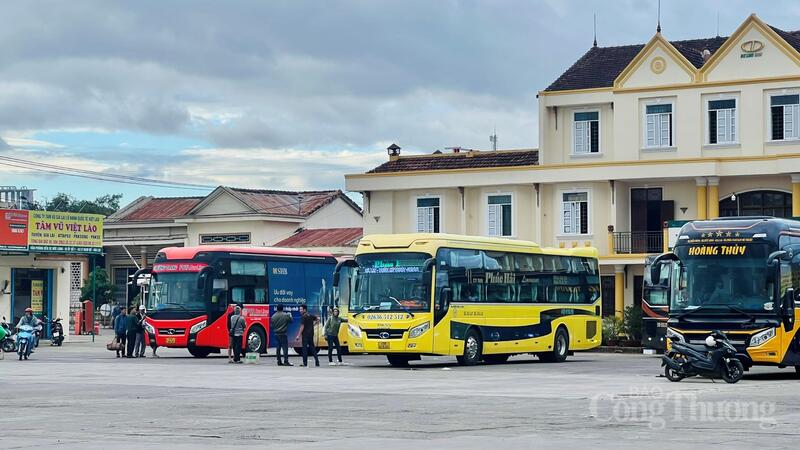 Theo quy định hiện hành, khi muốn điều chỉnh giá vé, doanh nghiệp vận tải phải lập hồ sơ kê khai chi phí cấu thành giá, gửi bến xe tổng hợp để trình cơ quan chức năng xem xét. Ảnh: Hiền Mai