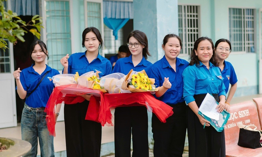 Cô Võ Trúc Xinh (người cầm bìa sách) tích cực tham gia công tác Đoàn. Ảnh: QM