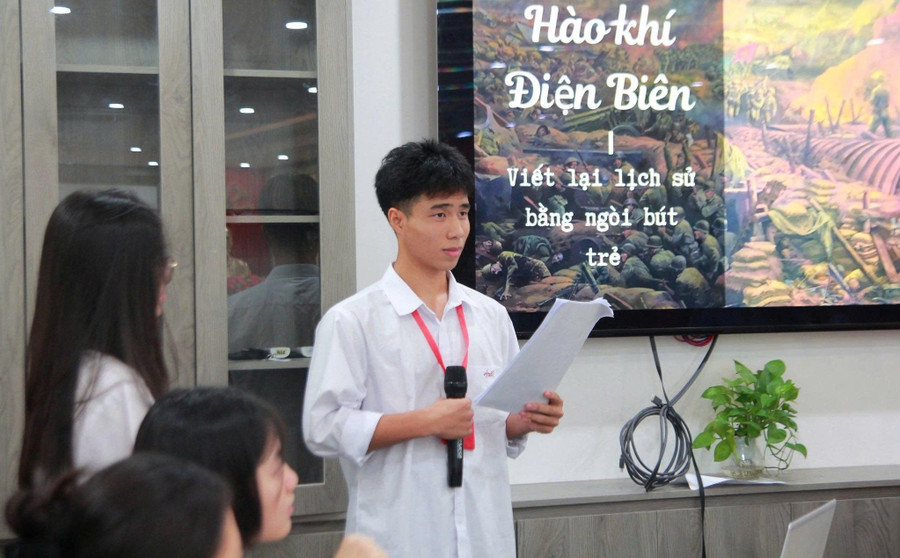 Học sinh Trường THCS&THPT Sư phạm (trực thuộc Trường ĐHSP Hà Nội 2) giới thiệu Dự án khởi nghiệp về Lịch sử dân tộc. Ảnh: NTCC