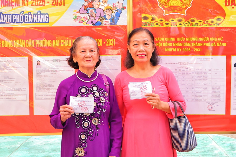 Bà Nguyễn Thị Kim Liên (bên trái) dù tuổi đã cao, nhưng vẫn mong muốn chính tay bỏ lá phiếu bầu cử. Ảnh: Diễm Phúc