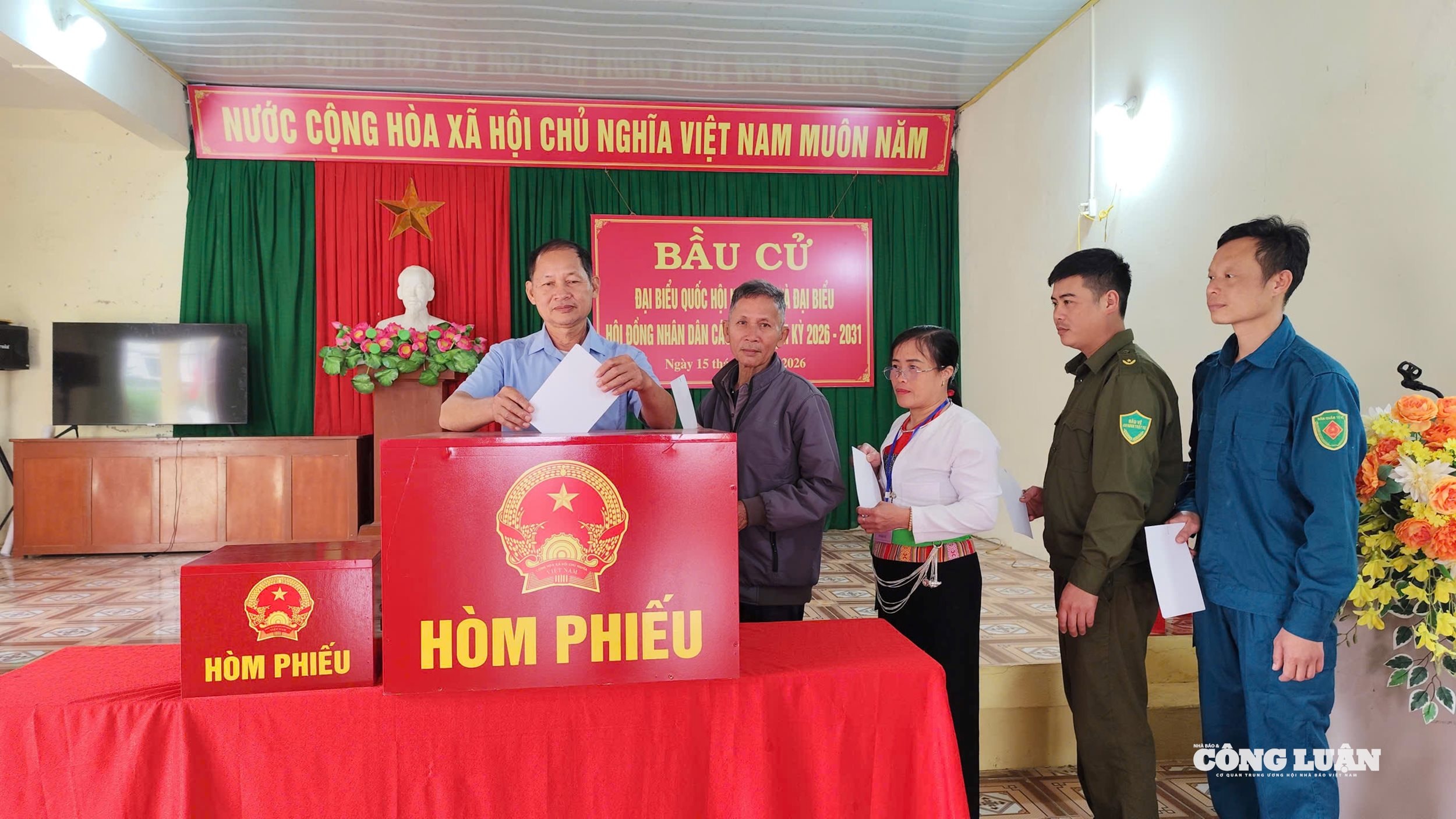 Cử tri Khu vực bỏ phiếu số 31, phường Hoa Lư tham gia ngày hội bầu cử.