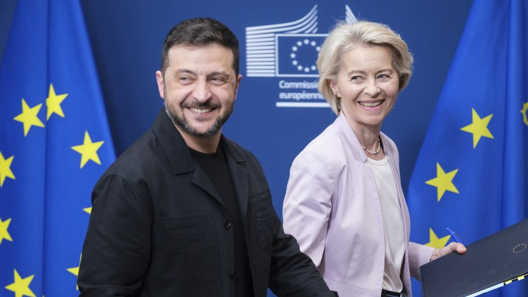 Tổng thống Ukraine Zelensky và Chủ tịch EC Ursula von der Leyen.