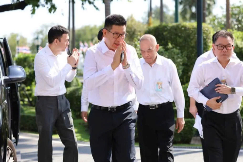 Quan chức Thái Lan mặc áo sơ mi đi làm tại Bangkok ngày 10/3, thay vì mặc vest như thông thường. Ảnh: Bangkok Post