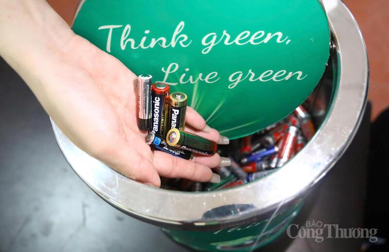 Hình ảnh cán bộ, người lao động Viện Nghiên cứu Cơ khí (Bộ Công Thương) trực tiếp cho pin đã qua sử dụng vào thùng thu gom.