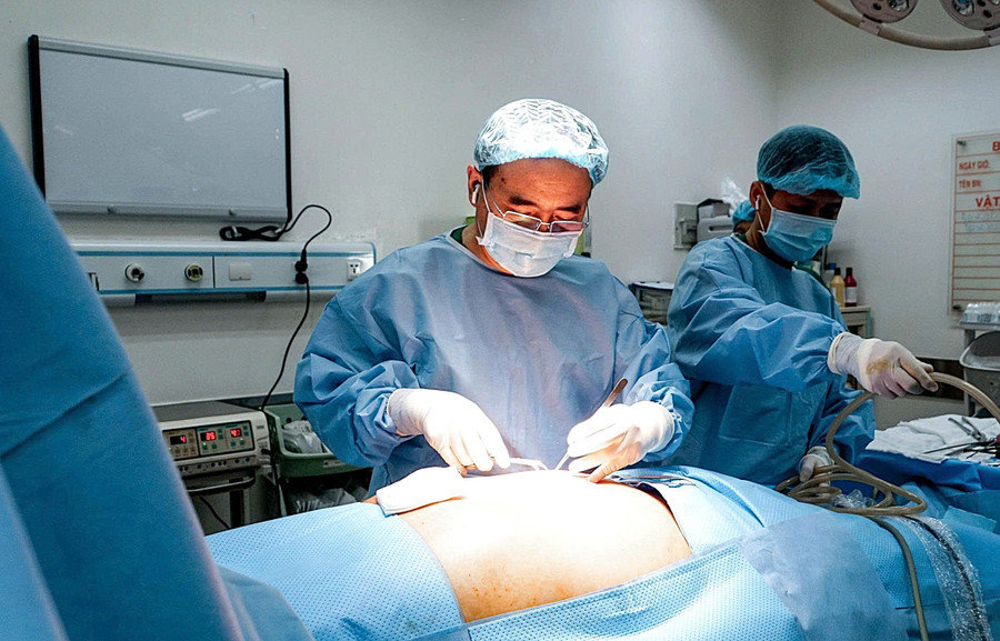 ThS.BS.CKI Lê Thanh Quang thực hiện ca phẫu thuật.