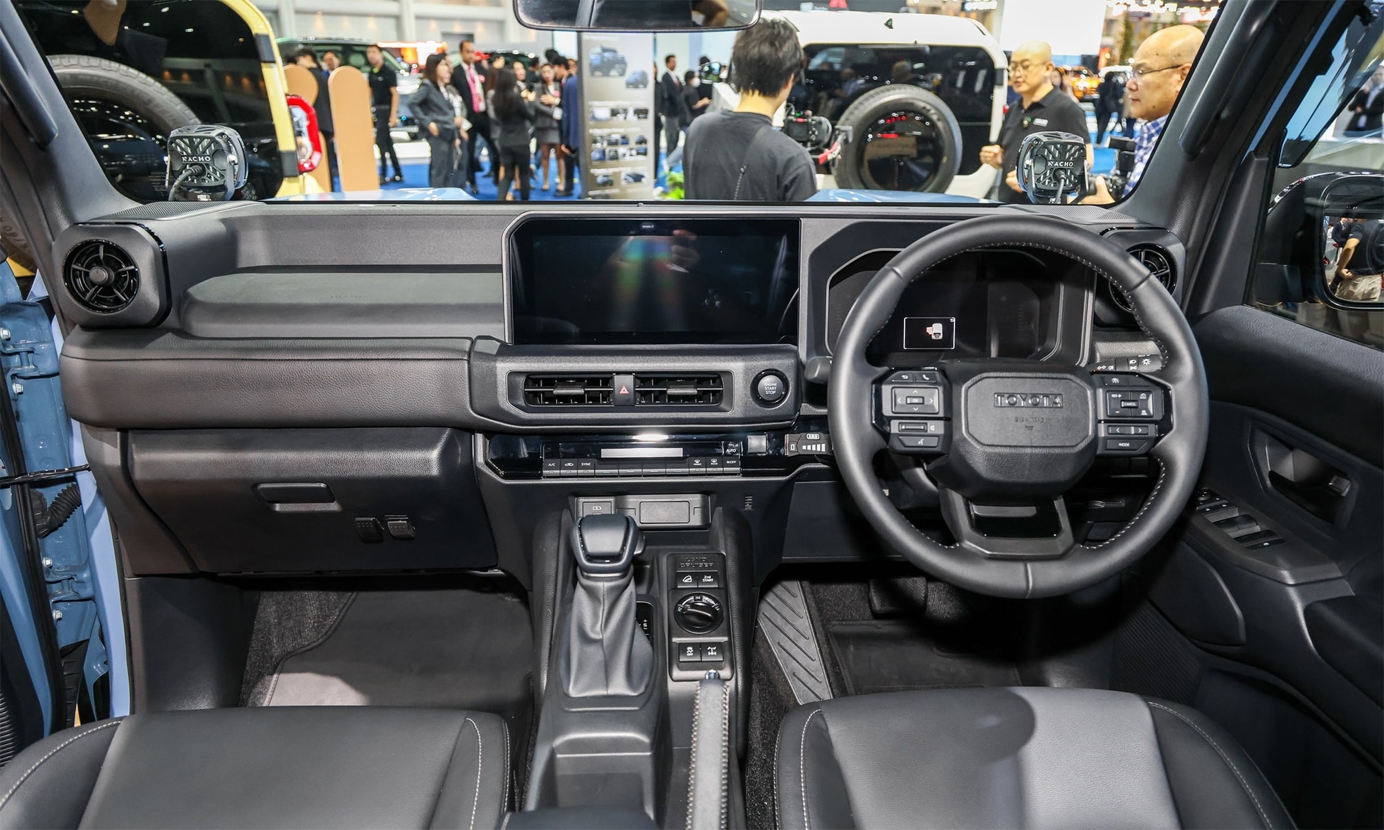 Khoang lái thừa hưởng phong cách thiết kế từ