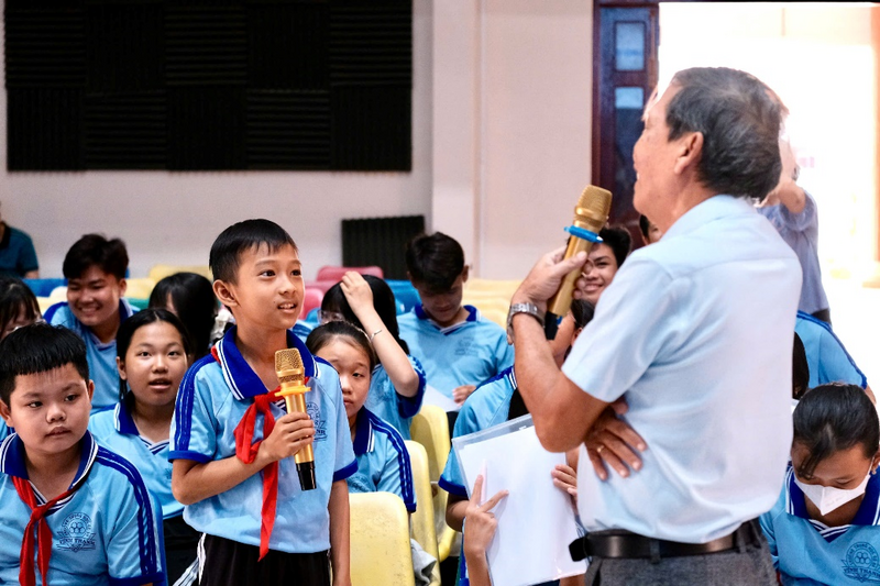 Học sinh tích cực tham gia giao lưu, chia sẻ ý kiến về tiết kiệm điện trong gia đình, góp phần tạo nên không khí học tập gần gũi, tương tác cao.