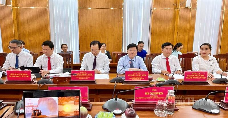 Ông Nguyễn Tuấn Anh, Phó Bí thư Thành ủy, Trưởng đoàn đại biểu Quốc hội thành phố Cần Thơ (thứ 3 bên phải) phát biểu tại buổi làm việc.