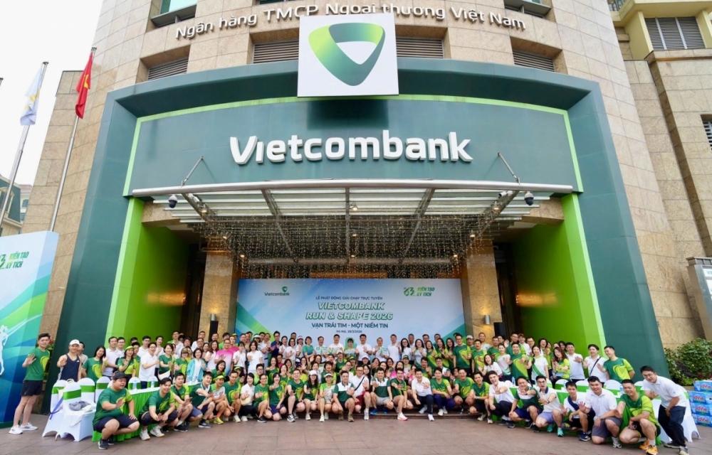 Đại diện Ban lãnh đạo Vietcombank cùng các đại biểu và VĐV chụp hình tại lễ phát động, thể hiện tinh thần quyết tâm chinh phục các cự ly của giải chạy “Vietcombank Run & Share 2026: Vạn trái tim - Một niềm tin”. Đại diện Ban lãnh đạo Vietcombank cùng các đại biểu và VĐV chụp hình tại lễ phát động, thể hiện tinh thần quyết tâm chinh phục các cự ly của giải chạy “Vietcombank Run & Share 2026: Vạn trái tim - Một niềm tin”.