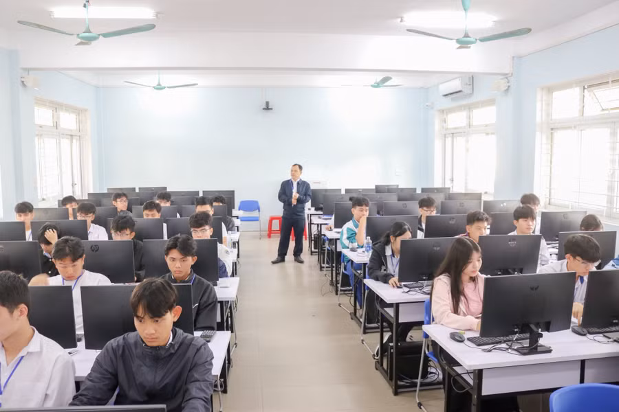 Các phòng thi được giám sát chặt chẽ. 659304096-941204365177813-3965830262000646037-n.jpg