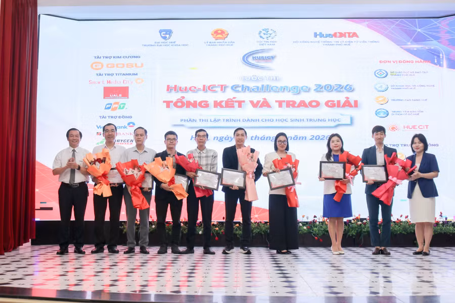 Tặng hoa và chứng nhận cho các nhà tài trợ. 20260329-135410890-ios.jpg