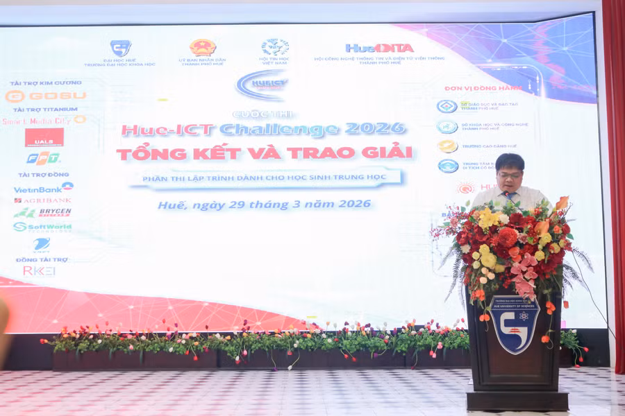 PGS.TS Võ Thanh Tùng, Hiệu trưởng Trường ĐH Khoa học Huế phát biểu tại lễ tổng kết và trao giải. 20260329-133643840-ios.jpg