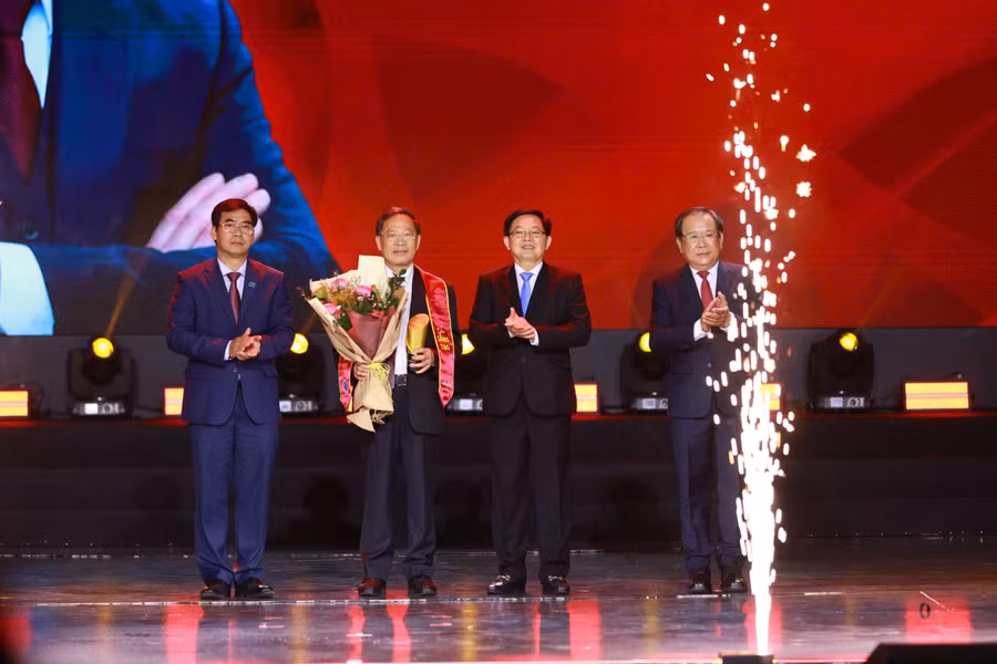 Giáo sư, Tiến sĩ Khoa học Đào Trí Úc - Nguyên Viện trưởng Viện Nhà nước và Pháp luật nhận giải Sáng tạo. Ảnh: HCMULAW. 1413426352268744846.jpg