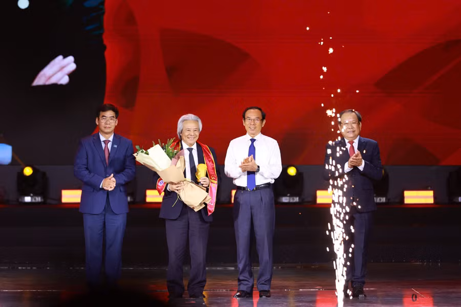 GS.TS Võ Khánh Vinh - Nguyên Phó Chủ tịch Viện Hàn lâm khoa học Xã hội Việt Nam nhận Giải Thành tựu. Ảnh: HCMULAW. 2891260962814594895.jpg