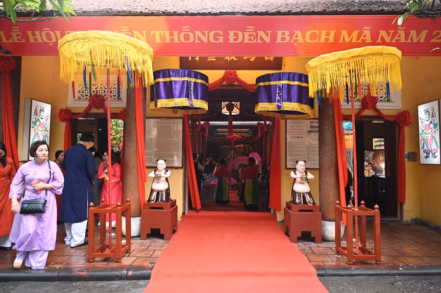 Đền Bạch Mã tọa lạc tại số 76 phố Hàng Buồm. bm-5.jpg