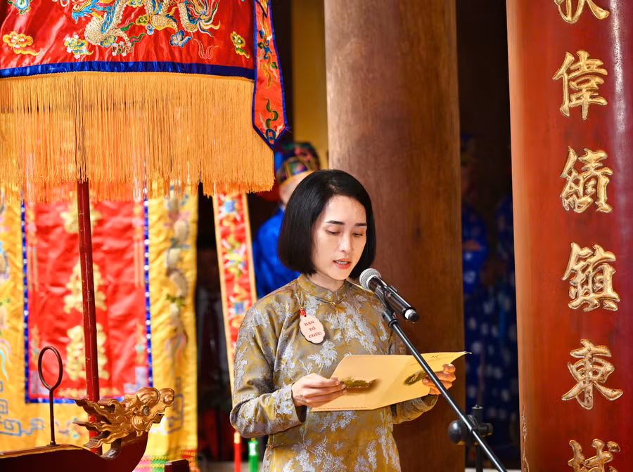 Bà Nguyễn Hồng Trang - Phó Chủ tịch UBND phường Hoàn Kiếm phát biểu tại lễ khai hội. bm-2.jpg