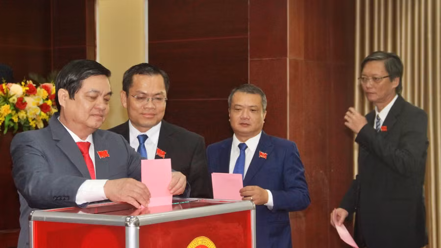 Đại biểu bỏ phiếu bầu. 598153017-773521368963181-1249436599545163861-n.jpg