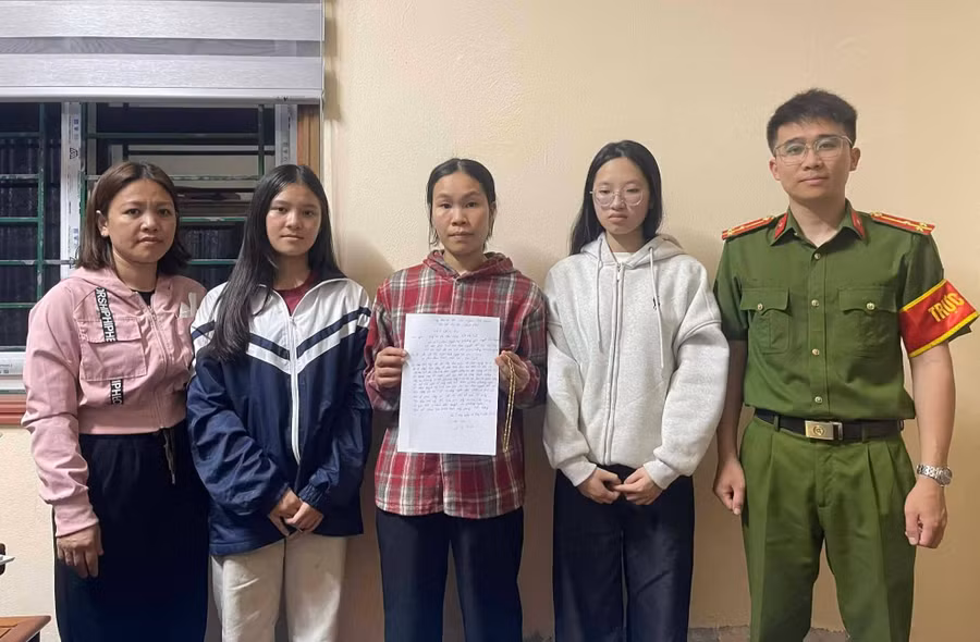 Hai nữ sinh làm thủ tục trả lại vàng cho người đánh rơi.