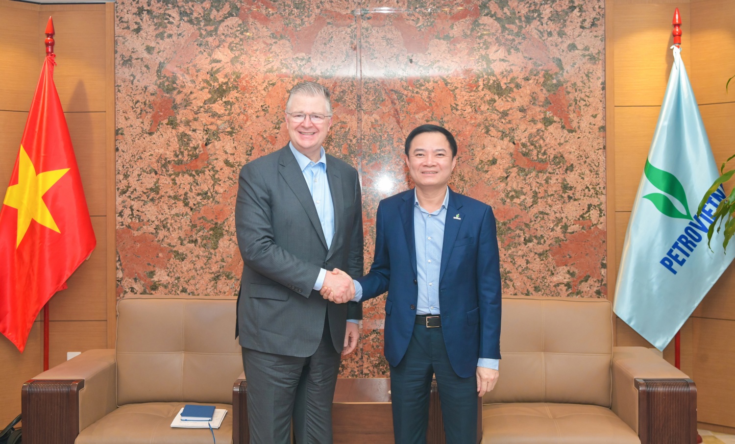 Chủ tịch HĐTV Petrovietnam Lê Ngọc Sơn chào mừng ông Daniel Kritenbrink - Ủy viên HĐQT The Asia Group đến thăm và làm việc tại Petrovietnam