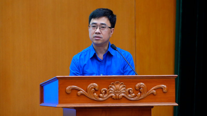 Đồng chí Bùi Hoàng Tùng - Ủy viên Ban Chấp hành Đảng bộ Chính phủ, Bí thư Đoàn Thanh niên Chính phủ phát biểu khai mạc tại hội nghị.