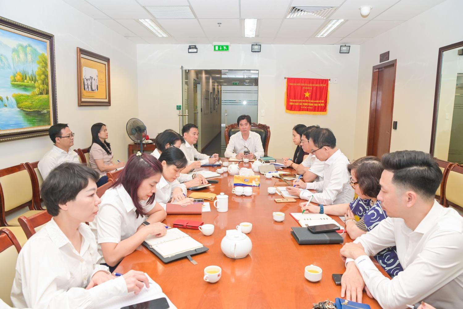 Đồng chí Nguyễn Mạnh Kha, Chủ tịch Công đoàn Petrovietnam sinh hoạt tại Chi bộ Công đoàn Tập đoàn.