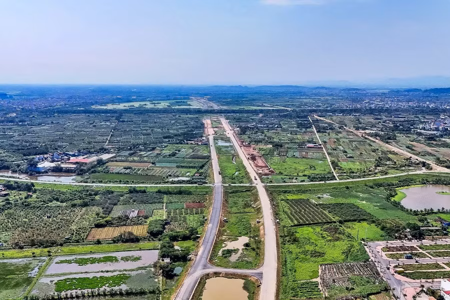 Đường Vành đai 4 đoạn qua Hoài Đức và Đan Phượng đã được rải thảm bê tông nhựa trên nhiều đoạn