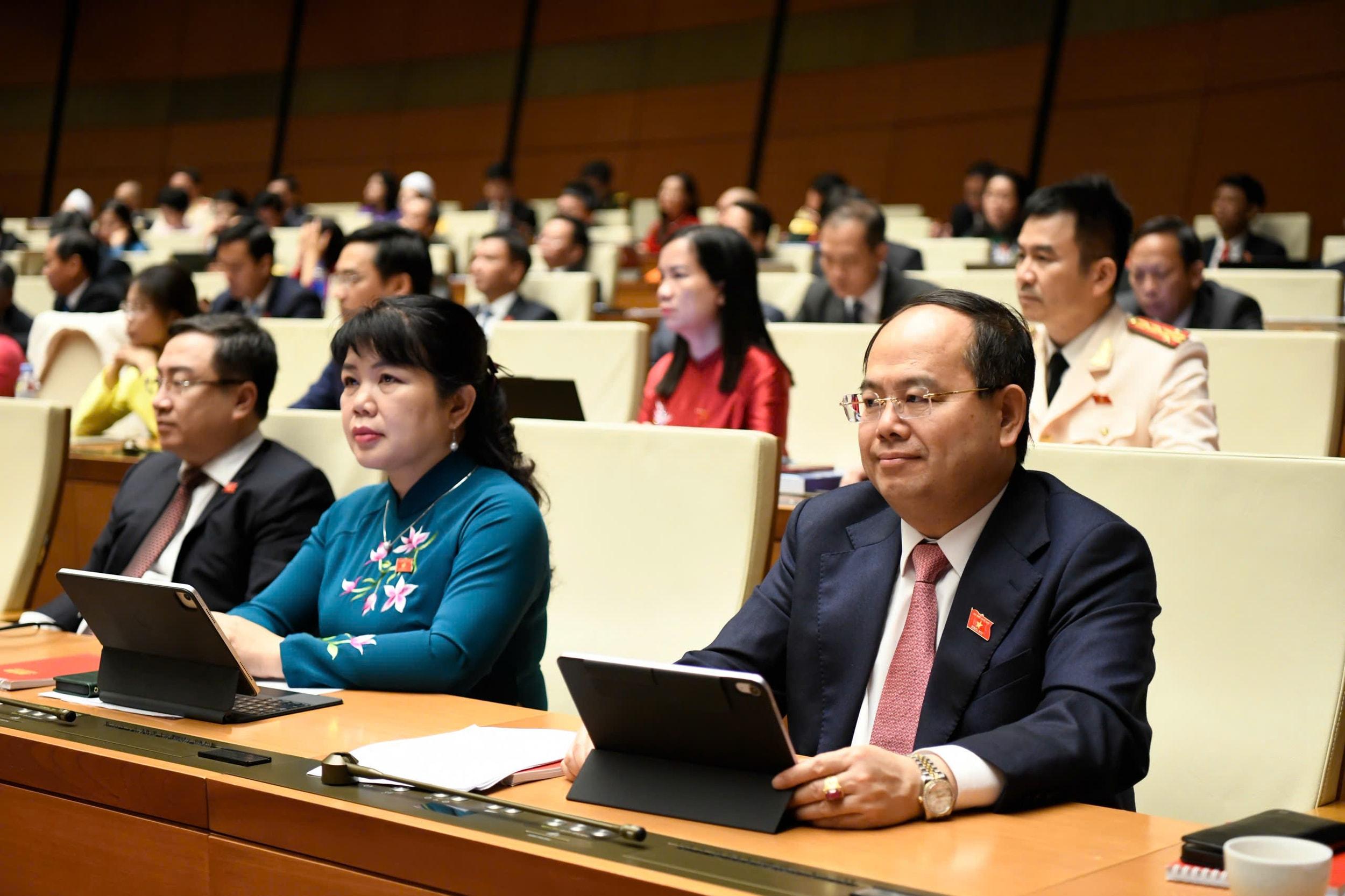 Các đại biểu dự phiên khai mạc kỳ họp.