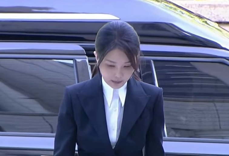 Cựu đệ nhất phu nhân Hàn Quốc Kim Keon Hee ra tòa. Ảnh chụp màn hình