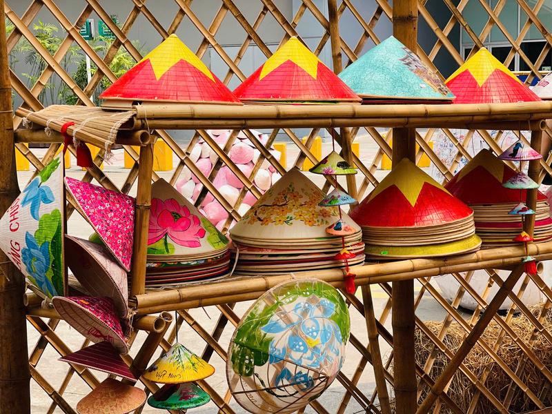 Ngoài khu trải nghiệm sản phẩm giấy dó, tổ hợp còn trưng bày các sản phẩm nón của làng Chuông - một làng nghề truyền thống lâu đời ở Hà Nội. Hình thành từ hàng trăm năm trước, nổi tiếng bởi độ bền, nhẹ, đường khâu tinh xảo và vẻ đẹp thanh nhã, gắn liền với hình ảnh người phụ nữ Việt Nam từ thời xa xưa. Ảnh: Mai Linh