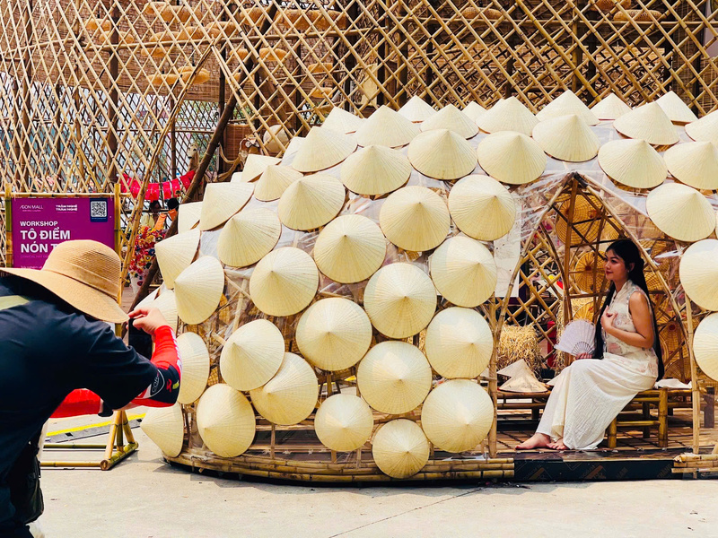 Những ngày qua, “Trăm Nghề Trăm Nghệ” vẫn thu hút đông đảo bạn trẻ, là tụ điểm khơi dậy niềm yêu thích nghề thủ công, tạo động lực kích cầu, thúc đẩy tiêu dùng các sản phẩm làng nghề, góp phần gìn giữ và phát triển tinh hoa nghề truyền thống. Ảnh: Mai Linh