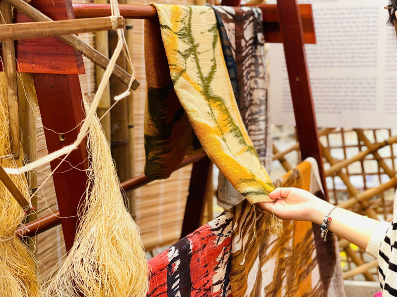 Khu trưng bày lụa mang đến không gian trải nghiệm sinh động với các hoạt động như se tơ, trực tiếp quan sát nghệ nhân cho tằm nhả tơ và quy trình dệt lụa thủ công. Từ những sợi tơ mảnh, người thợ khéo léo tạo nên những chiếc khăn lụa truyền thống mềm mại, tinh tế, mang đậm giá trị lâu đời của làng nghề Việt Nam. Ảnh: Mai Linh