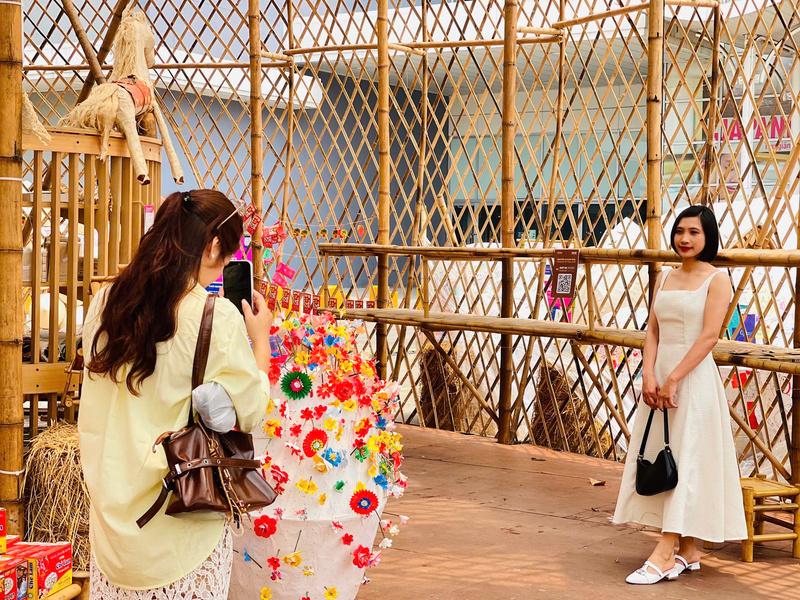 Không chỉ là điểm khám phá, trải nghiệm văn hóa truyền thống của làng nghề, nơi đây cũng thành tụ điểm check-in của giới trẻ với nhiều góc “sống ảo” độc đáo. Chị Nguyễn Khánh Linh (váy trắng) đến tham quan cho biết, chị và bạn rất ấn tượng với quy trình làm giấy dó, yêu thích tính thẩm mỹ và độ bền của sản phẩm. Ngoài ra, chị cũng bày tỏ mong muốn các sản phẩm làng nghề truyền thống tiếp cận gần hơn với giới trẻ thông qua hoạt động trải nghiệm để giá trị văn hóa, tinh hoa thủ công được trân trọng và lan tỏa rộng rãi. Ảnh: Mai Linh