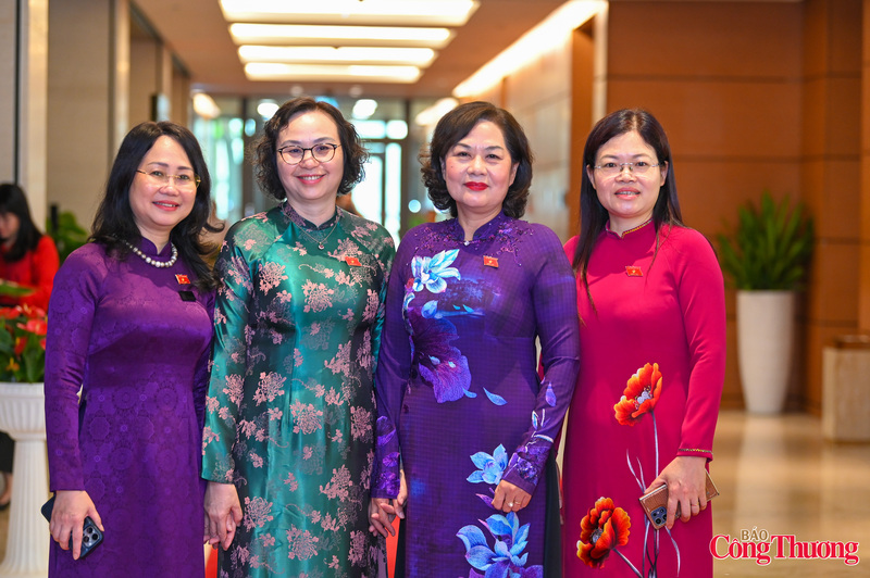 Các đại biểu nữ bên hành lang nghị trường.