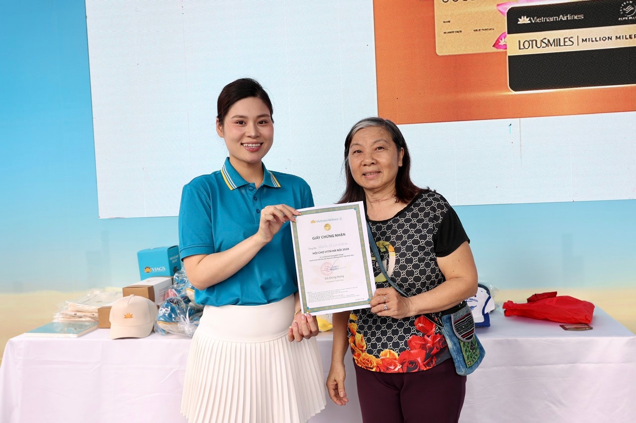 Ảnh 5- Những phần quà ý nghĩa được trao tới khách tham quan tại gian hàng Vietnam Airlines.