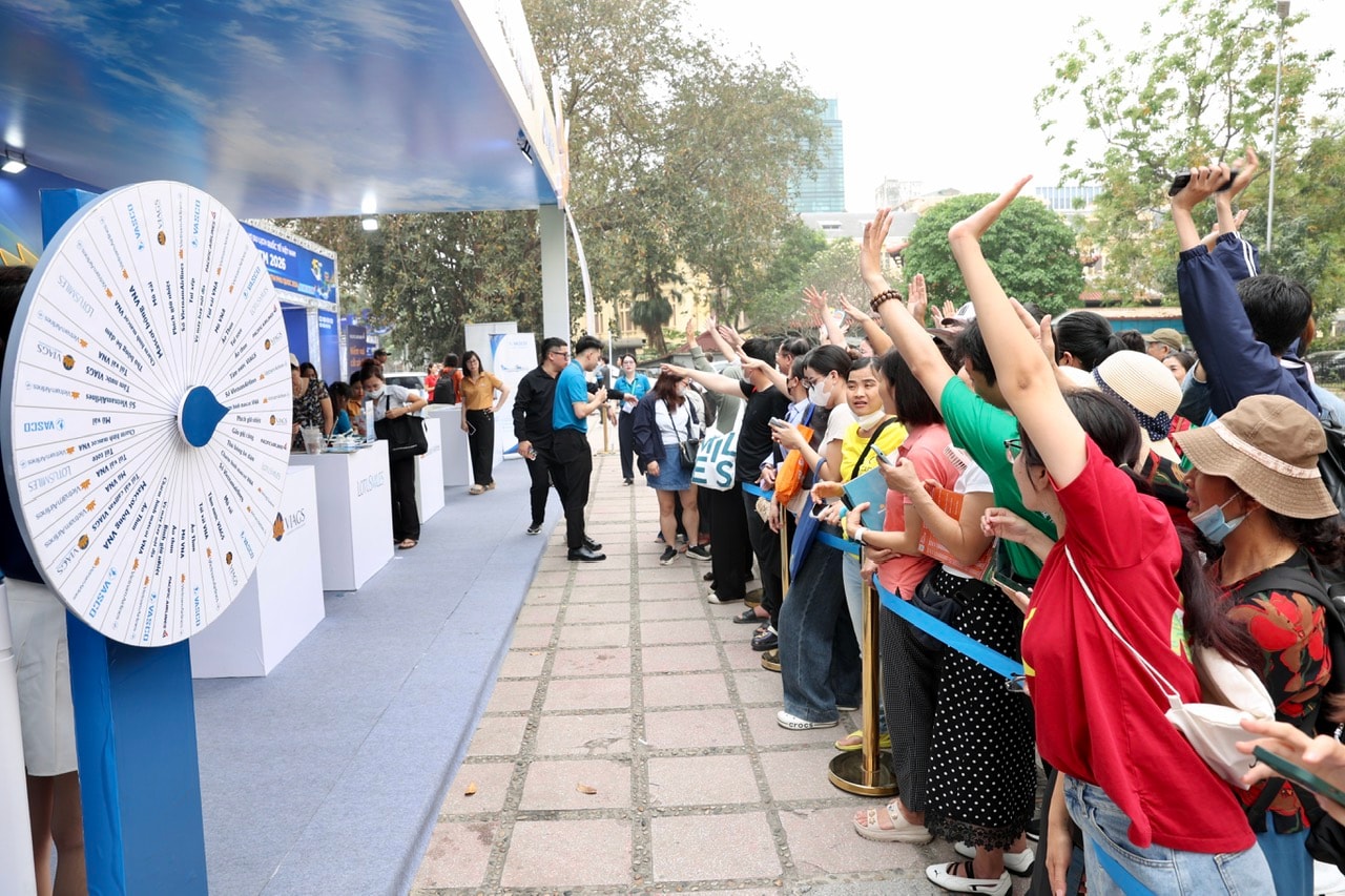 Ảnh 2 - Khách tham quan hào hứng tham gia các trò chơi minigame tại gian hàng Vietnam Airlines.