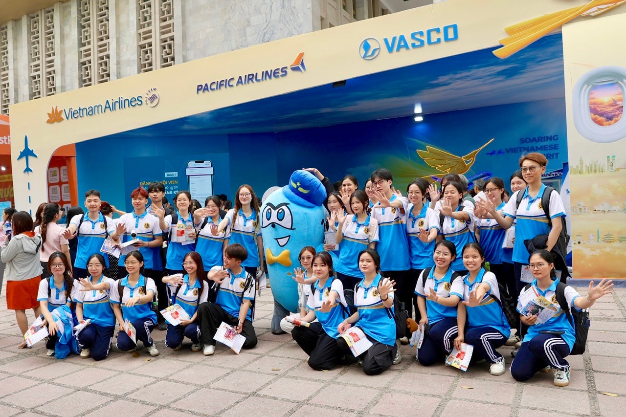 Ảnh 4 - Các em học sinh vui vẻ lưu lại những khoảnh khắc đáng nhớ tại gian hàng Vietnam Airlines.