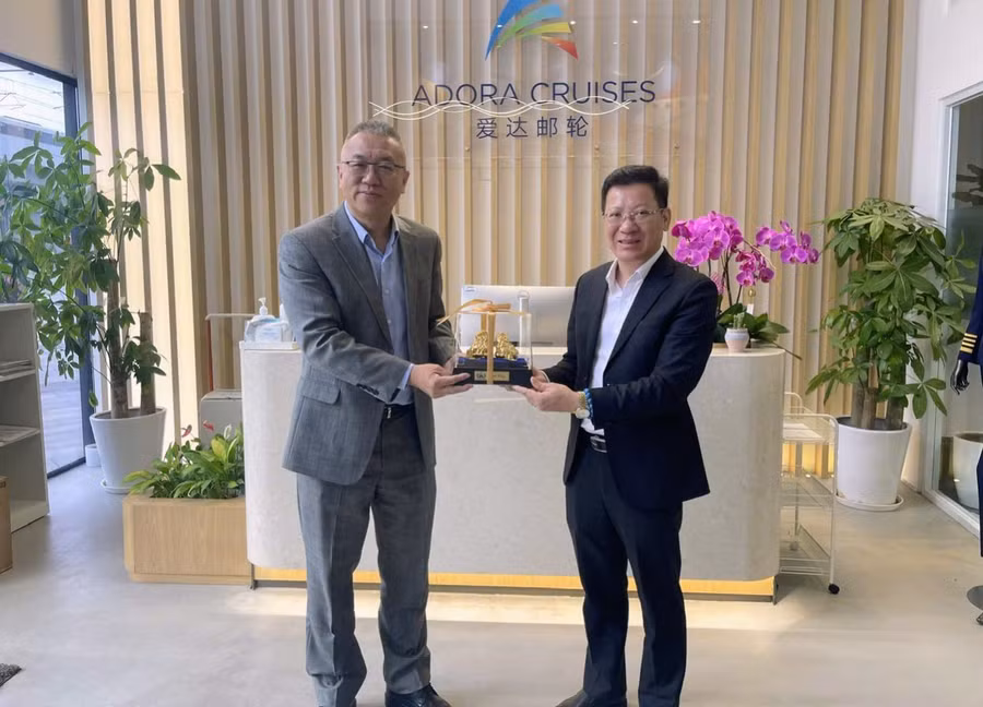 Giám đốc Sở Văn hóa Thể thao và Du lịch Quảng Ninh tặng quà lưu niệm cho Tổng Giám đốc hãng tàu biển Adora.