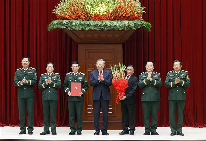 Tổng Bí thư, Chủ tịch nước Tô Lâm trao Quyết định chỉ định tham gia Quân uỷ, Ban Thường vụ, Bí thư, Phó Bí thư Quân uỷ Trung ương nhiệm kỳ 2025 - 2030. Ảnh: Thống Nhất/TTXVN