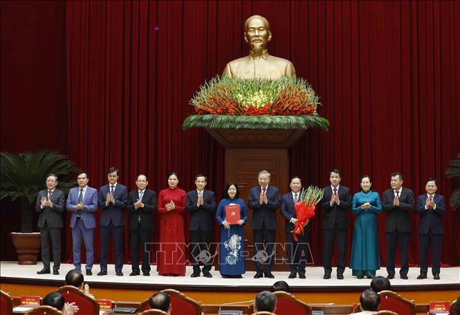 Tổng Bí thư, Chủ tịch nước Tô Lâm trao Quyết định chỉ định tham gia Ban Chấp hành, Ban Thường vụ, Bí thư, Phó Bí thư Đảng uỷ Mặt trận Tổ quốc, các đoàn thể Trung ương nhiệm kỳ 2025 - 2030. Ảnh: Thống Nhất/TTXVN
