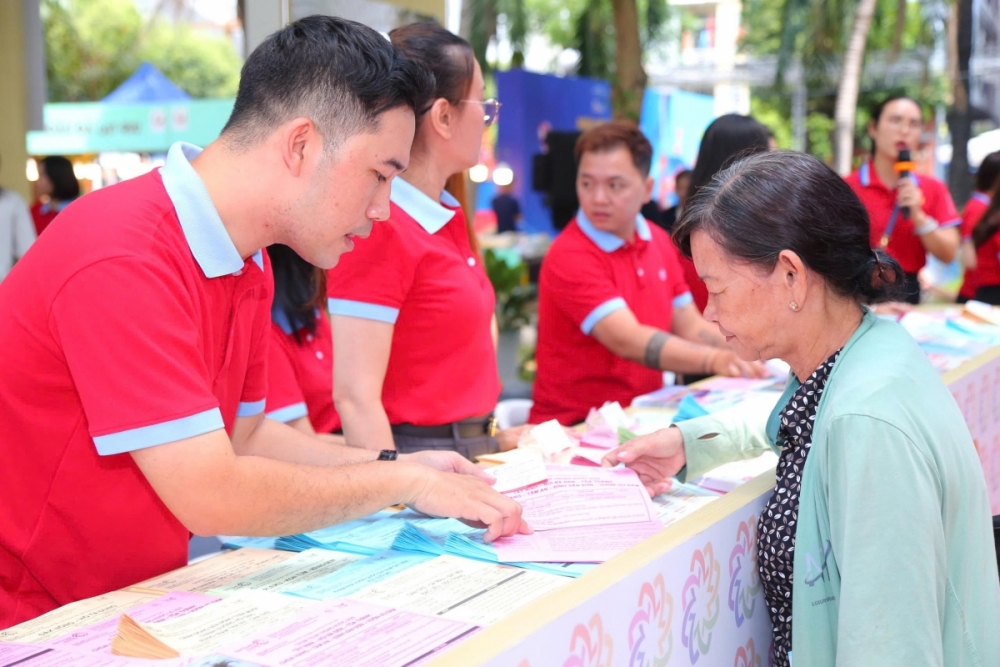 Du khách tìm hiểu mua tour du lịch dịp lễ 30/4-1/5 tại Ngày Hội Du lịch TP. Hồ Chí Minh.