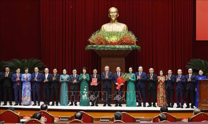 Tổng Bí thư, Chủ tịch nước Tô Lâm trao Quyết định chỉ định tham gia Ban Chấp hành, Ban Thường vụ, Bí thư, Phó Bí thư Đảng uỷ các cơ quan Đảng Trung ương nhiệm kỳ 2025 - 2030. Ảnh: Thống Nhất/TTXVN