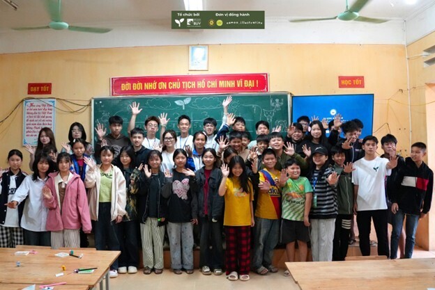 Các bạn trẻ của dự án Vươn và các em học sinh tại Trường Tiểu học & Trung học cơ sở Ba Khe (Lào Cai). Ảnh: NTCC