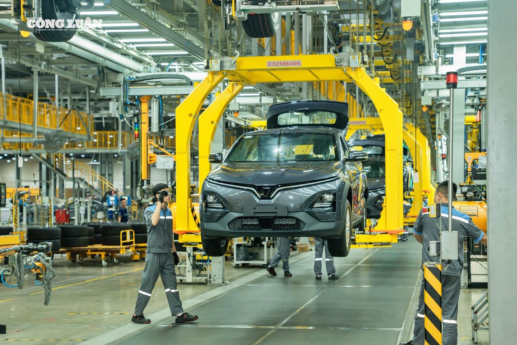 Sản xuất, lắp ráp ô tô điện tại nhà máy VinFast Hải Phòng.