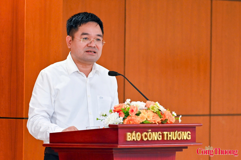 Tổng Biên tập Báo Công Thương Nguyễn Văn Minh chia sẻ tầm quan trọng của AI trong tòa soạn. Ảnh: Nam Nguyễn